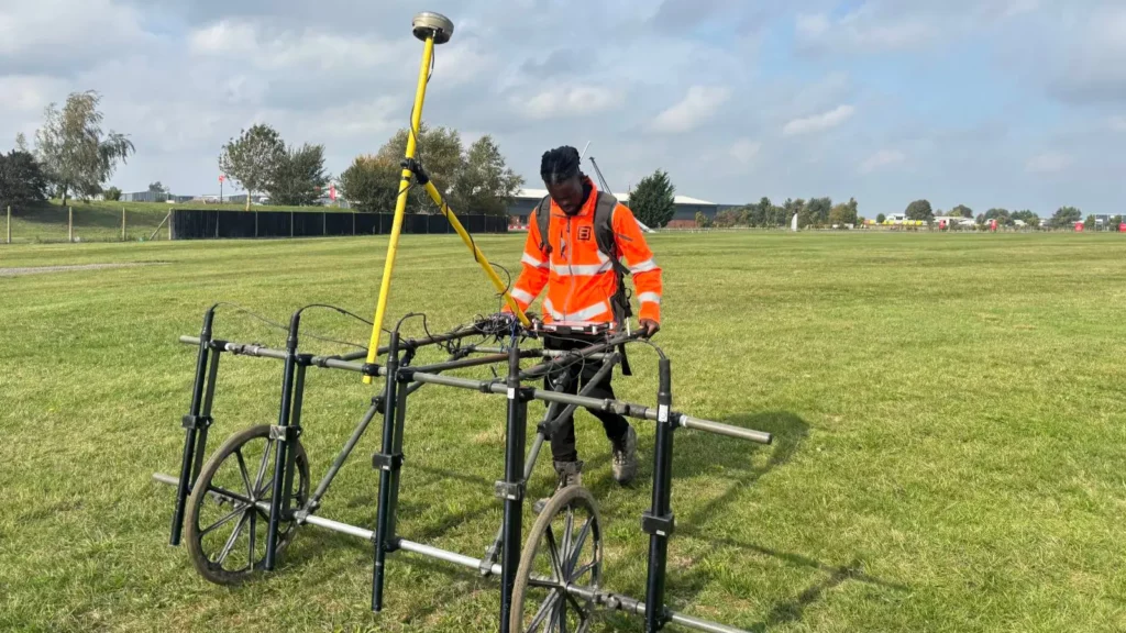 Pushcart vs Drone UXO Surveys | What’s the Difference? 1 Pushcart UXO Surveys